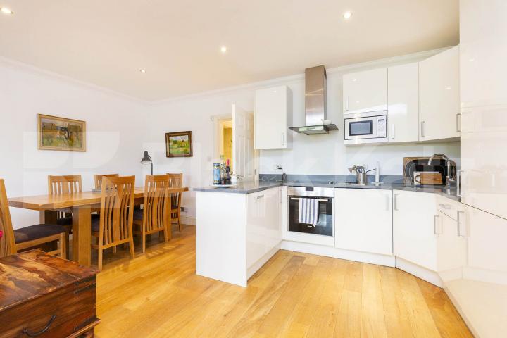 Spacious three bed two bath apartment with balcony and secure parking Cholmeley Park, Highgate 